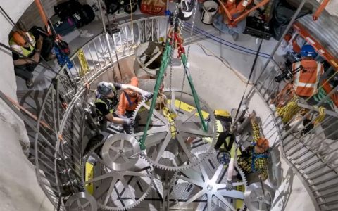 杰夫貝索斯的機械萬年鐘是如何工作的