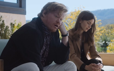 杰西·普萊蒙(Jesse Plemons)佩戴卡地亞桑托斯(Cartier Santos)手表，杰森·席格爾(Jason Segel)在《意外之財》中佩戴偷來的勞力士Day-Date手表