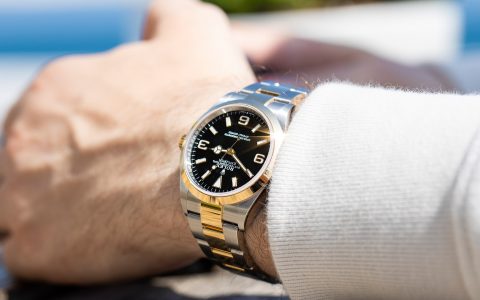 手腕上的一周雙音勞力士探險家參考。124273