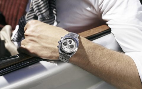 黑白配，江詩丹頓Overseas計時熊貓面登場