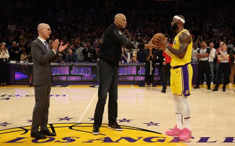 觀看勒布朗詹姆斯打破NBA得分記錄后佩戴鏤空黑色陶瓷AP皇家橡樹腕表